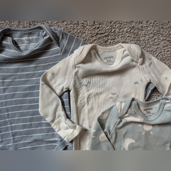 Carter's - long sleeve onesie - 3 months - Picture 2 of 2